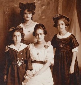 da esquerda: Matilde, Adriana, Frida e Cristina Kahlo