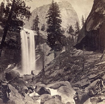 Zdjęcie Carletona Watkina iPiwyac, or the Vernal Fall and Mt. Broderick, 300 feet/i (1861) było wczesnym przykładem fotografii uwieczniającej wzniosłą naturę.'s <i>Piwyac, or the Vernal Fall and Mt. Broderick, 300 feet</i> (1861) was an early example of photography capturing sublime nature.
