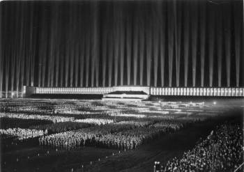Les iCathédrales de lumière/i de l'architecte allemand Albert Speer, utilisées entre 1934 et 1938 lors des rassemblements nazis, étaient considérées comme l'œuvre la plus importante de l'artiste.'s <i>Cathedral of Light</i>, used between 1934 and 1938 at Nazi rallies, were considered to be the artist's most important work.